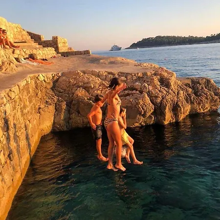 Konukevi Guest Sveti Jakov 3*